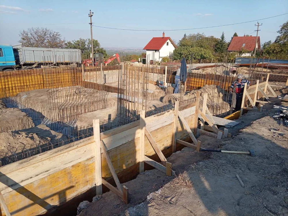Drvena oplata sa podupiračima i armaturom temeljne konstrukcije.