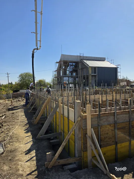 Betoniranje temelja — kadar 7 sa gradilišta u Starom Slankamenu.