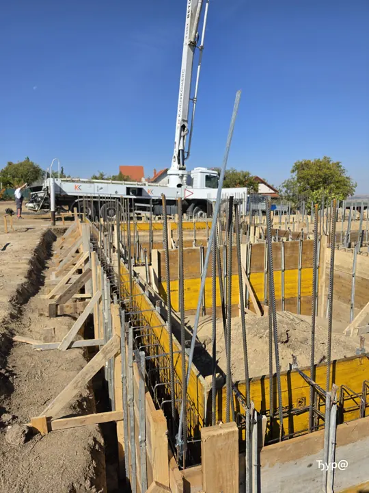 Betoniranje temelja — kadar 4 sa gradilišta u Starom Slankamenu.