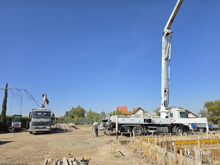 Betoniranje temelja — kadar 1 sa gradilišta u Starom Slankamenu.
