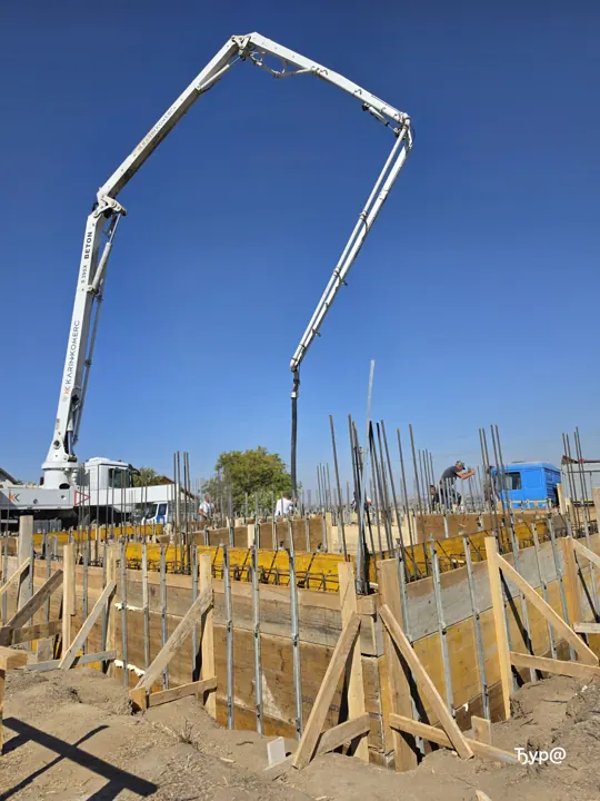 Betoniranje temelja — kadar 12 sa gradilišta u Starom Slankamenu.